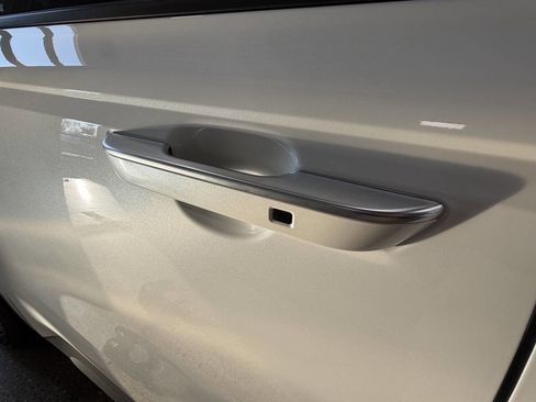 Used 2023 Kia Carnival LX image 36