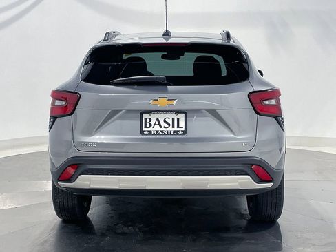 Used 2024 Chevrolet Trax LT FWD image 12