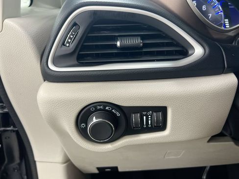 Used 2023 Chrysler Voyager LX FWD image 18