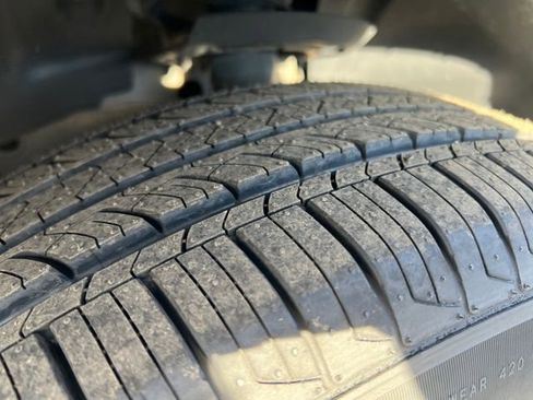 Used 2019 Jeep Cherokee Latitude w/ Popular Appearance Group AWD/4WD image 23
