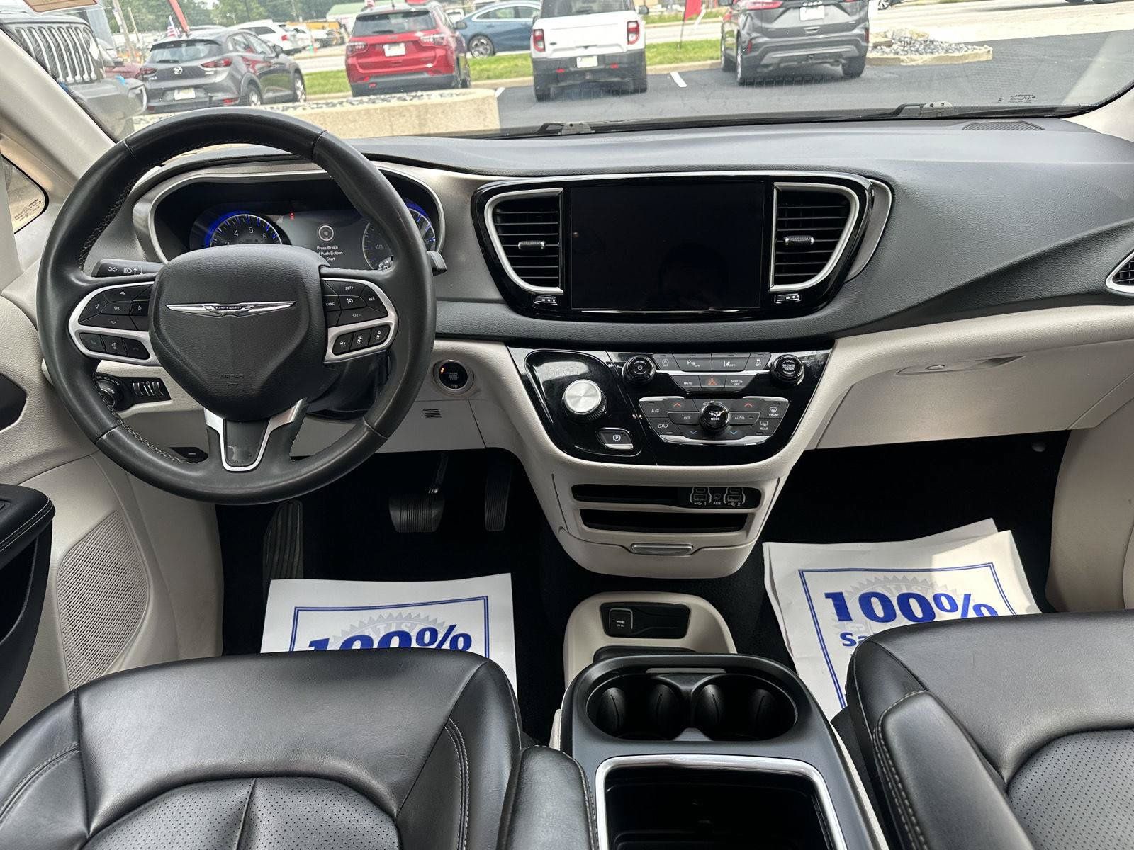 Used 2023 Chrysler Pacifica Touring-L FWD image 28