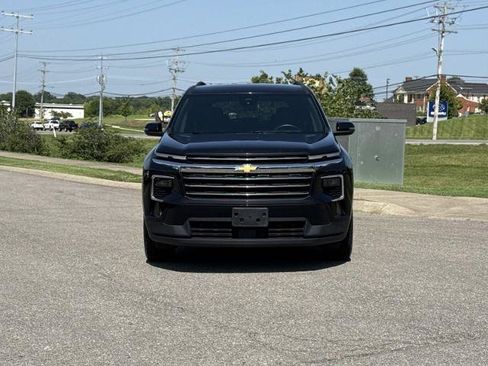 Used 2025 Chevrolet Traverse LT AWD/4WD image 2