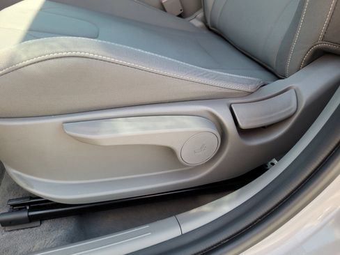 Used 2025 Hyundai Elantra SEL FWD image 12
