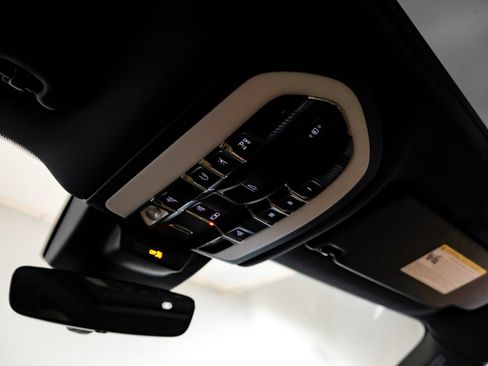 Used 2023 Porsche Macan AWD/4WD image 43