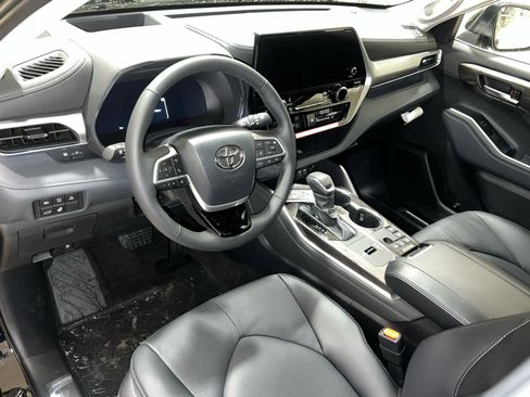 New 2026 Toyota Highlander Platinum image 14