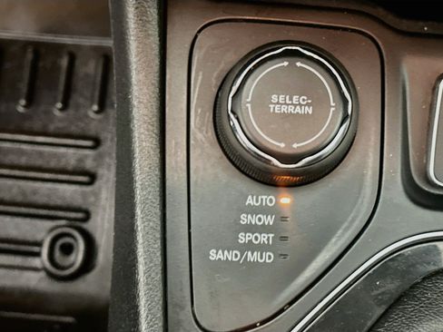 Used 2019 Jeep Cherokee Limited AWD/4WD image 25
