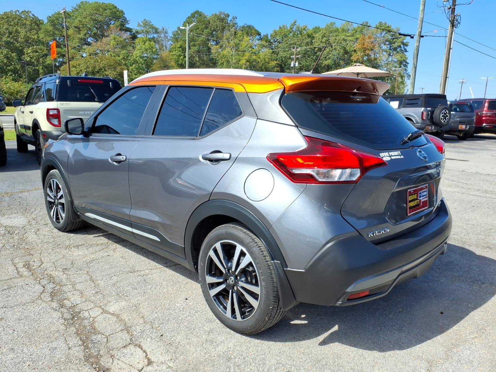 Used 2019 Nissan Kicks SR w/ SR Premium Package FWD image 3