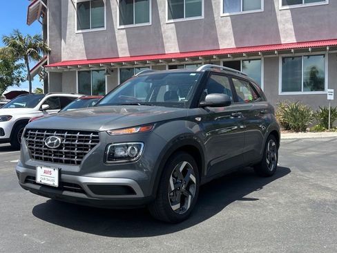 Used 2025 Hyundai Venue SEL image 1