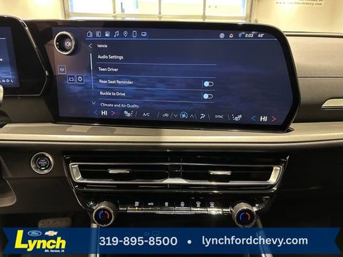 Used 2025 Chevrolet Traverse LT image 11