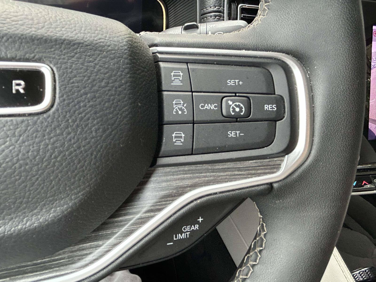 Used 2024 Jeep Wagoneer L Series II w/ Flexible Seating Group RWD image 24