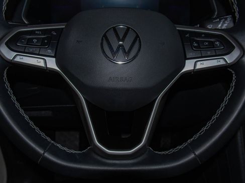 Used 2022 Volkswagen Tiguan SE image 11