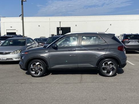 Used 2024 Hyundai Venue SEL FWD image 2