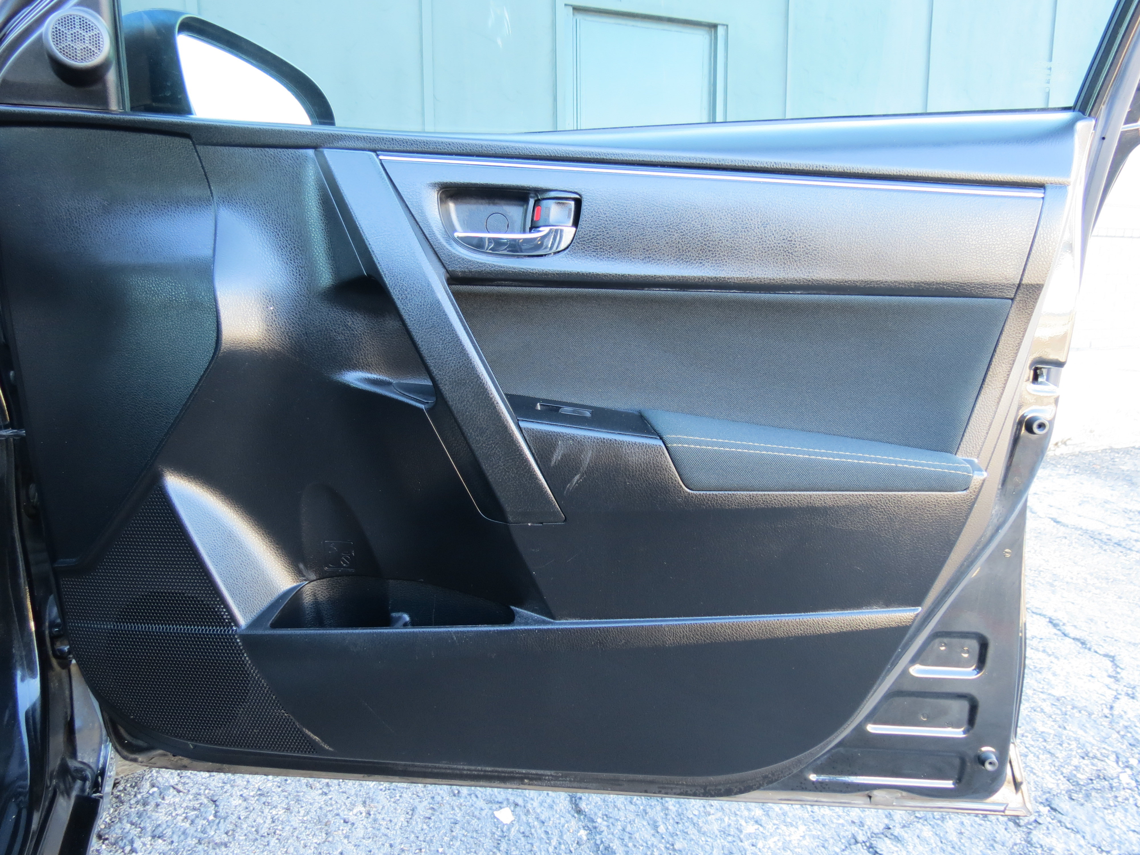 Used 2017 Toyota Corolla LE FWD image 31