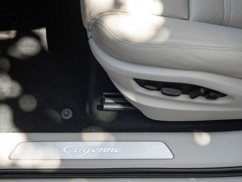 Certified 2023 Porsche Cayenne AWD/4WD image 21