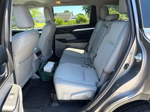 Used 2017 Toyota Highlander Plus AWD/4WD image 17