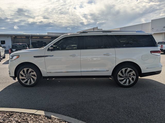Used 2023 Lincoln Navigator L Reserve AWD/4WD image 4