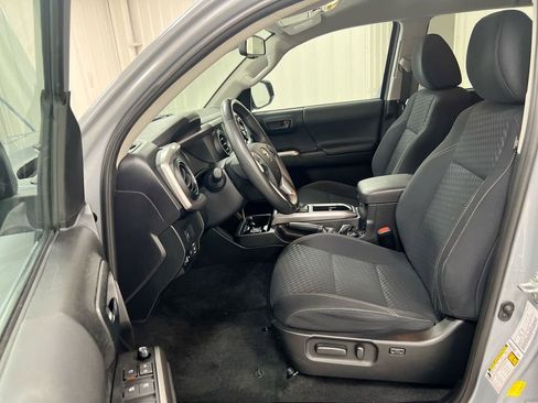 Used 2021 Toyota Tacoma SR5 w/ Trail Edition image 19