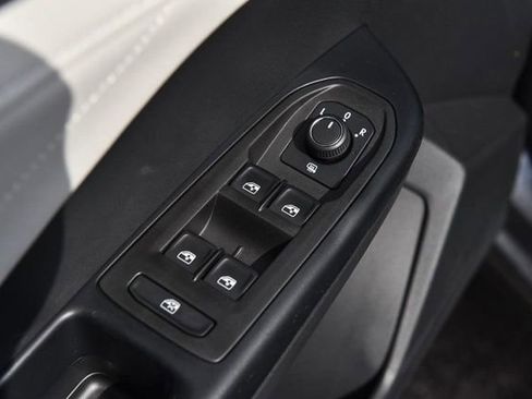 New 2025 Volkswagen Taos SEL image 8