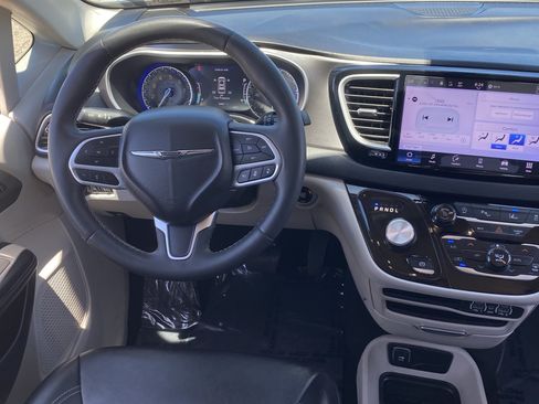 Certified 2024 Chrysler Pacifica Touring-L FWD image 12