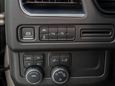 Used 2024 Chevrolet Suburban LT image 30