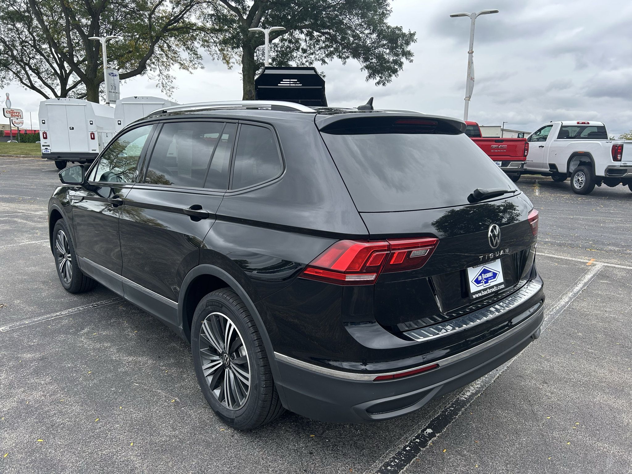 Used 2024 Volkswagen Tiguan Wolfsburg Edition AWD/4WD image 5
