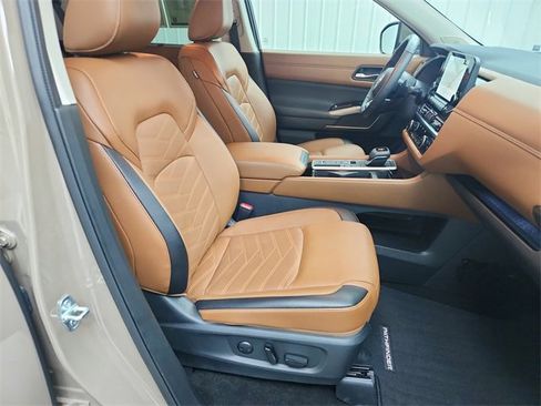 Used 2024 Nissan Pathfinder Platinum w/ Cargo Package image 40