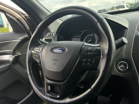 Used 2017 Ford Explorer XLT w/ Equipment Group 202A image 8