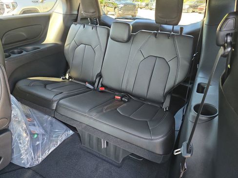 New 2026 Chrysler Pacifica Select FWD image 16