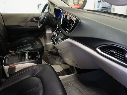 Used 2018 Chrysler Pacifica Touring-L w/ Tire & Wheel Group image 24