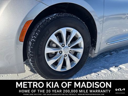 Used 2017 Chrysler Pacifica Touring-L image 13