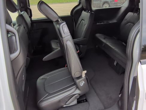 New 2026 Chrysler Pacifica Select w/ S Appearance Package FWD image 37