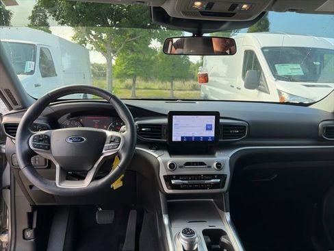 Used 2021 Ford Explorer XLT w/ Equipment Group 202A RWD image 11
