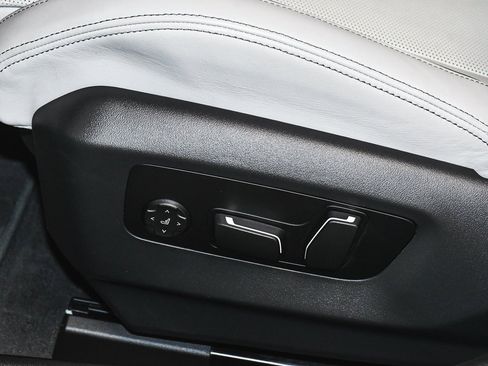 Used 2025 BMW M5 w/ Executive Package image 68