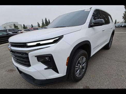 Used 2024 Chevrolet Traverse LS FWD image 3