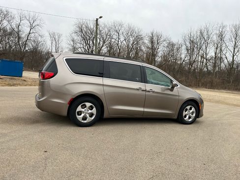Used 2018 Chrysler Pacifica Touring Plus image 6
