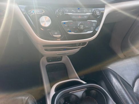 Used 2018 Chrysler Pacifica Touring-L Plus FWD image 18