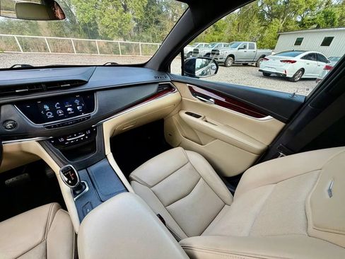 Used 2018 Cadillac XT5 Luxury w/ Driver Awareness Package FWD image 13