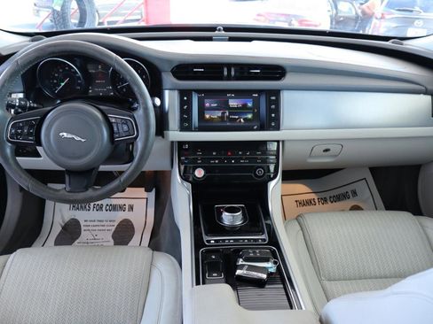 Used 2016 Jaguar XF Prestige image 16