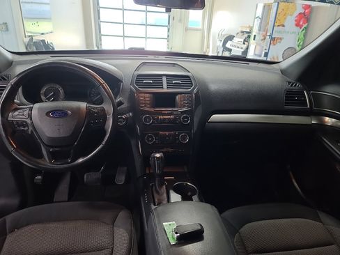 Used 2018 Ford Explorer XLT image 11