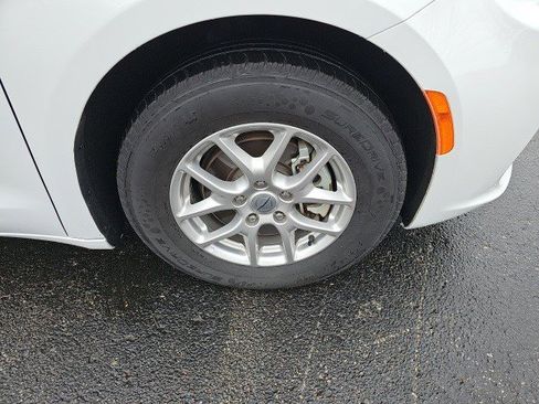 Used 2024 Chrysler Pacifica Touring-L image 10