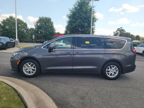 Used 2023 Chrysler Pacifica Touring-L FWD image 6