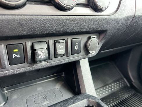 Used 2019 Toyota Tacoma TRD Off-Road w/ Technology Package AWD/4WD image 33