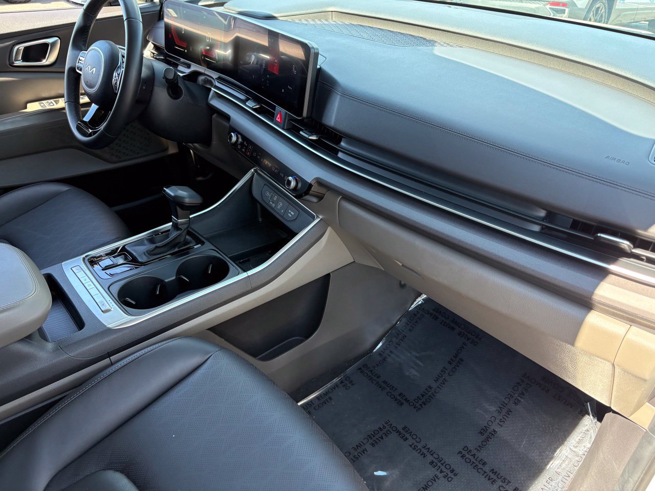Used 2025 Kia Carnival EX FWD image 13