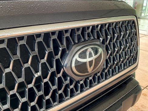 Used 2018 Toyota Tacoma TRD Off-Road AWD/4WD image 31