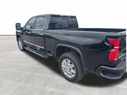 Used 2024 Chevrolet Silverado 2500 High Country w/ High Country Premium Package AWD/4WD image 3