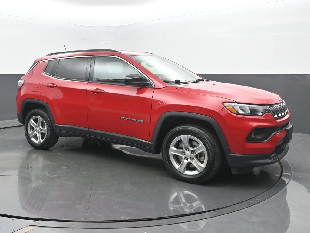 Used 2024 Jeep Compass Latitude AWD/4WD image 8