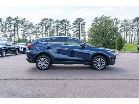 Used 2022 Toyota Venza XLE image 4