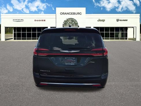 Used 2024 Chrysler Pacifica Touring-L FWD image 8