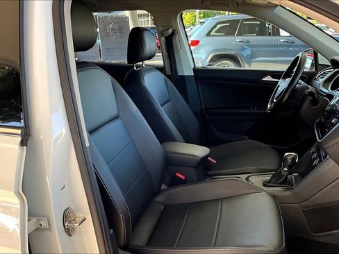 Used 2018 Volkswagen Tiguan SE w/ Panoramic Sunroof Package image 6