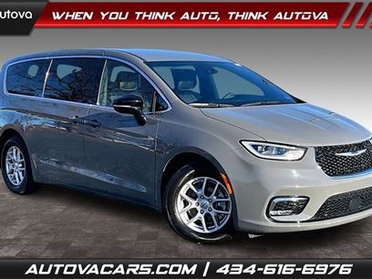 Used 2025 Chrysler Pacifica Select